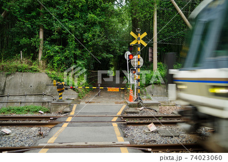 遮断機の下りた踏切 遮断機の下りた踏切 74023060