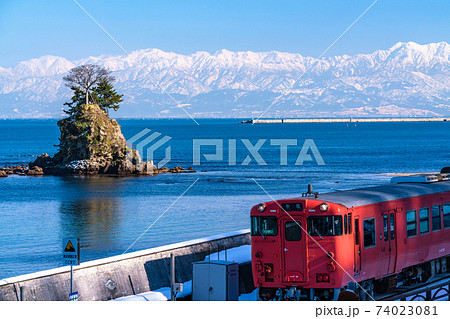 《富山県》真冬の立山連峰と氷見線・絶景ローカル線 74023081