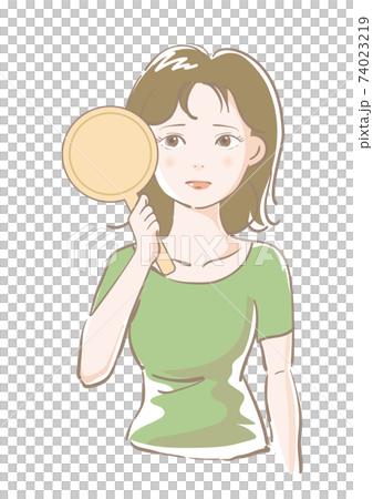 照鏡子時擔心的年輕女人 74023219