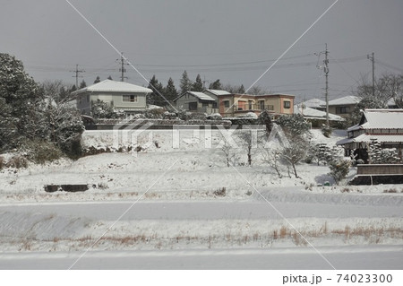寒波襲来　美祢市の銀世界萩市に向けてタイヤチェーンで走る 74023300