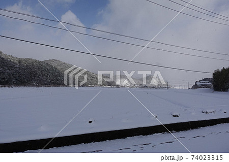 寒波襲来　美祢市の銀世界萩市に向けてタイヤチェーンで走る 74023315