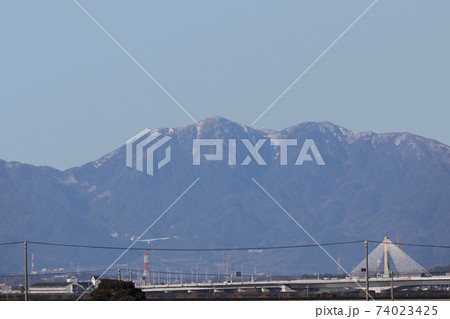 尾張平野から見る鈴鹿山脈の山、鎌ヶ岳、御在所岳 尾張平野から見る鈴鹿山脈の山、鎌ヶ岳、御在所岳 74023425