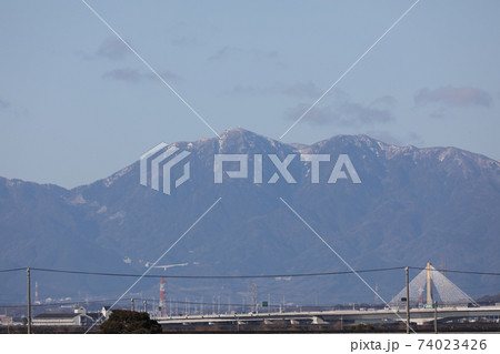 尾張平野から見る鈴鹿山脈の山、御在所岳 74023426