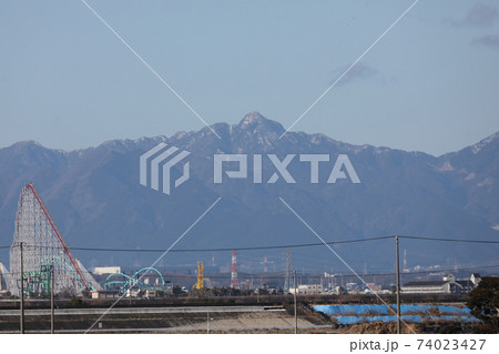 尾張平野から見る鈴鹿山脈の山、鎌ヶ岳、御在所岳 74023427