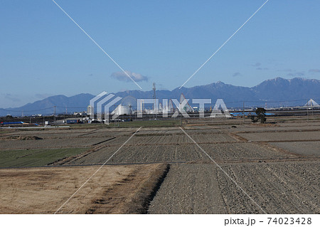 尾張平野から見る鈴鹿山脈の山、鎌ヶ岳、御在所岳 74023428