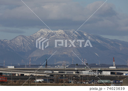 尾張平野から見る鈴鹿山脈の山,藤原岳 尾張平野から見る鈴鹿山脈の山,藤原岳 74023639
