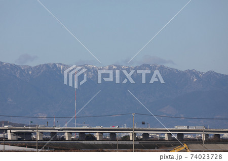尾張平野から見る鈴鹿山脈の山,三池岳 尾張平野から見る鈴鹿山脈の山,三池岳 74023728