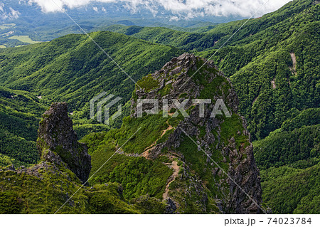 八ヶ岳連峰・赤岳への登りから大天狗・小天狗の岩峰 八ヶ岳連峰・赤岳への登りから大天狗・小天狗の岩峰 74023784