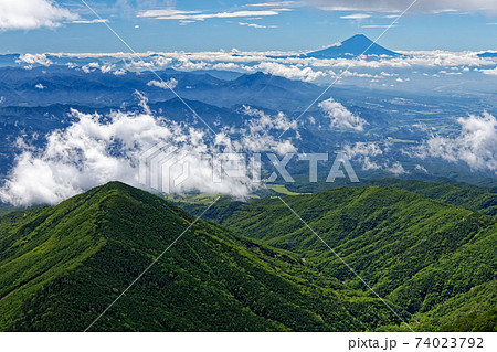 八ヶ岳連峰・赤岳稜線から見る真行寺尾根と富士山 八ヶ岳連峰・赤岳稜線から見る真行寺尾根と富士山 74023792