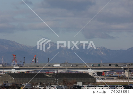 尾張平野から見る鈴鹿山脈北の山,霊仙山、烏帽子岳 74023892