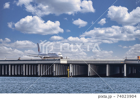 【浮島町公園からⅮ滑走路をタキシング中のJAL機　空合成】 74023904