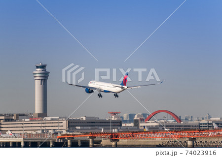 【浮島町公園からA滑走路に着陸するデルタ航空機と管制塔】 【浮島町公園からA滑走路に着陸するデルタ航空機と管制塔】 74023916