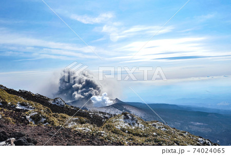 韓国岳から見る新燃岳の噴火と雪景色 74024065