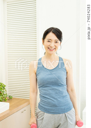 筋トレをするミドルの女性 74024283