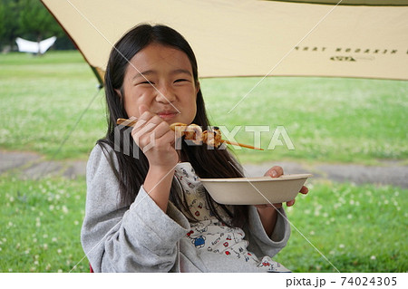少女　食べる　BBQ 笑顔　美味しい 74024305