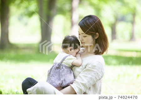 新緑の公園で遊ぶ家族 74024470