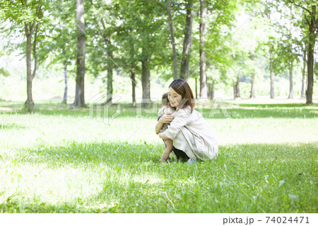 新緑の公園で遊ぶ家族 74024471