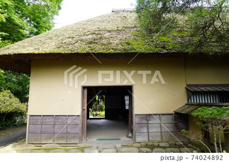 武家屋敷の茅葺き屋根/Thatched roof of samurai residence 武家屋敷の茅葺き屋根/Thatched roof of samurai residence 74024892