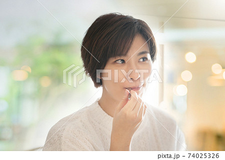 20代女性のライフスタイル 74025326