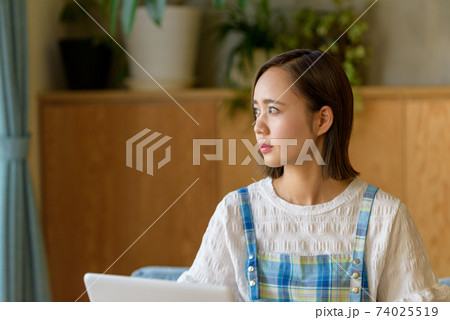 専業主婦の不安 74025519