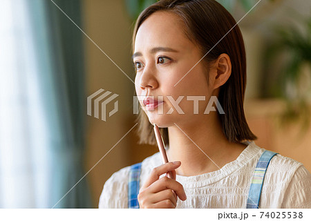 ボールペンを持つ主婦 74025538