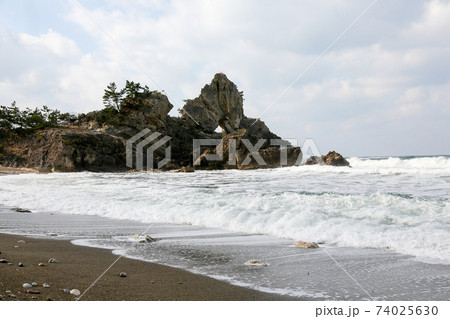 石川県 冬 輪島市 曽々木海岸 窓岩 石川県 冬 輪島市 曽々木海岸 窓岩 74025630
