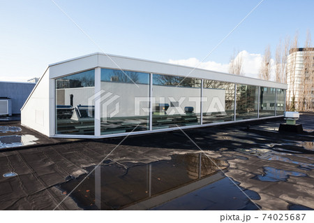 Large dome on a building 74025687