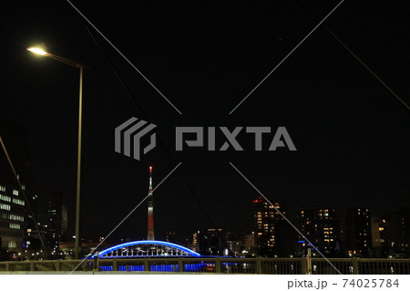 隅田川に架かるライトアップされた永代橋の夜景 隅田川に架かるライトアップされた永代橋の夜景 74025784