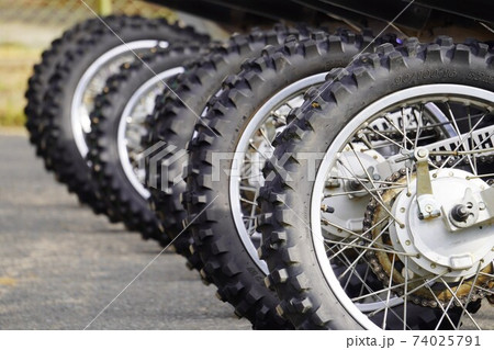 並べられたモトクロスバイクのオフロードタイヤ 74025791