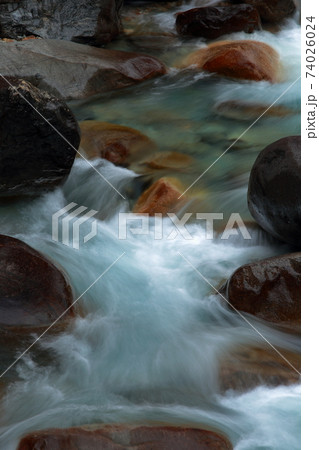 エメラルドグリーンの清流(阿寺渓谷 長野県 木曽郡 大桑村) エメラルドグリーンの清流(阿寺渓谷 長野県 木曽郡 大桑村) 74026024