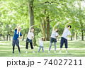三世代家族　運動イメージ 74027211