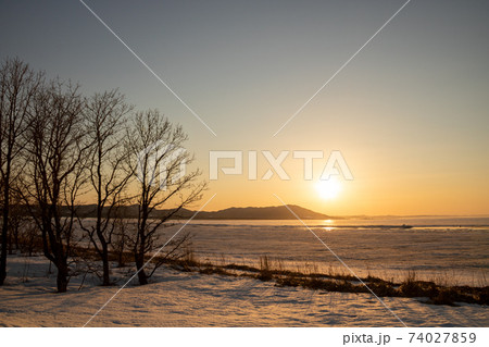 氷がとけた春の湖 74027859