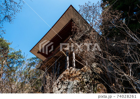 岩の上に建立された観音堂 74028261