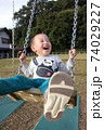 ブランコで遊ぶ3歳の男の子 74029227