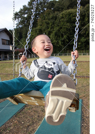 ブランコで遊ぶ3歳の男の子 74029227