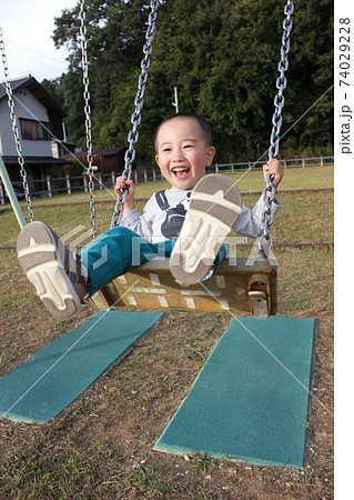 ブランコで遊ぶ3歳の男の子 74029228