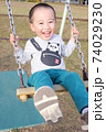 ブランコで遊ぶ3歳の男の子 74029230