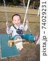 ブランコで遊ぶ3歳の男の子 74029231