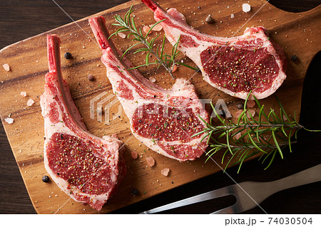 下味をつけたラムチョップ 74030504