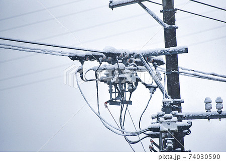 【冬】雪の積もった電柱 74030590