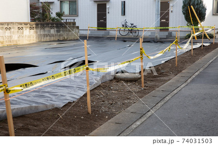 シートをかぶった住宅街の宅地造成地 シートをかぶった住宅街の宅地造成地 74031503