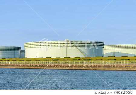 石油備蓄基地にある大型石油タンク 74032056