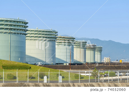石油備蓄基地にある大型石油タンク 74032060