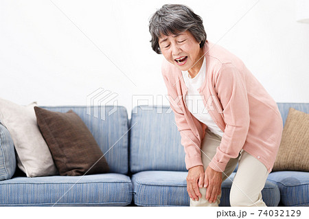 シニア女性　関節痛 74032129