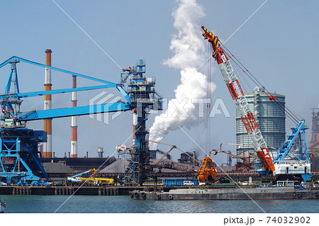 水島製鉄所のアンローダーとクレーンの景色 74032902