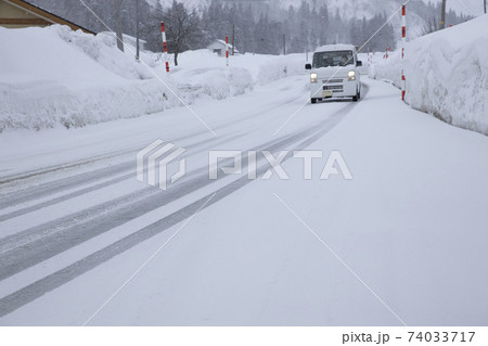 凍結路面を走る軽自動車 74033717