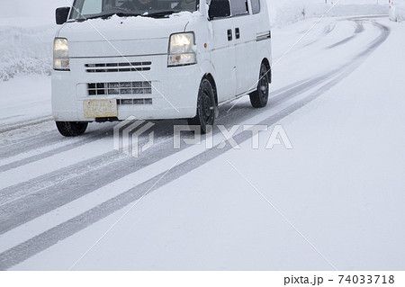 凍結路面を走る軽自動車 74033718