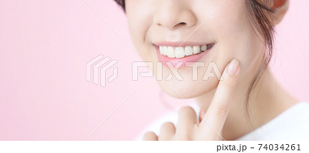 女性のデンタルケアイメージ　白い歯　オーラルケア 74034261