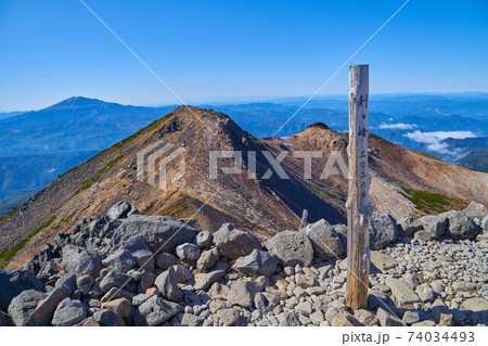 岐阜県(長野県)の乗鞍岳の山頂から南西側の大日岳と御嶽山方面 74034493