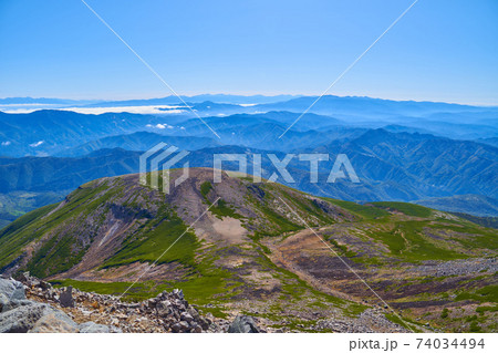 岐阜県(長野県)の乗鞍岳の山頂から南東側(高天ヶ原,戸蔵,南アルプスなど）方面 74034494